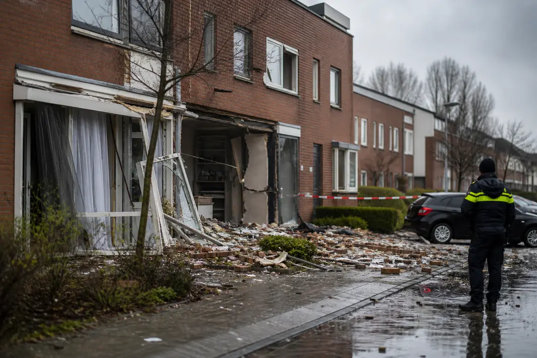 Explosie bij woning aan de Professor Pigracht in Almere