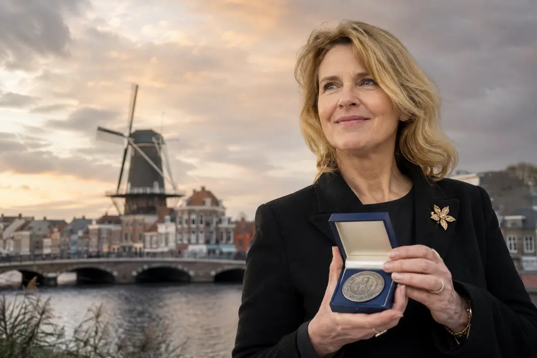 Marie-Josee Röselaers ontvangt erepenning voor inzet in kunstwereld